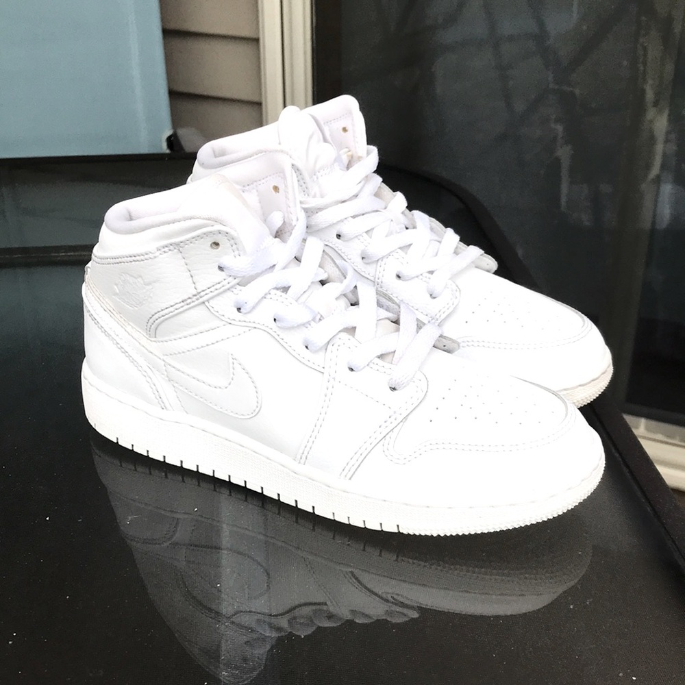 Air Jordan 1 triple white